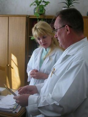 マルツェワ副院長（右の男性）とアナコリワ副院長（左の女性）