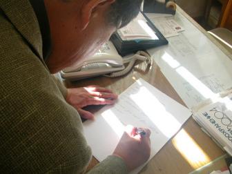 ゴメリ産科病院でサインをする団長