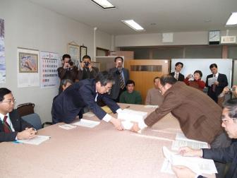 署名簿を提出する永田さん