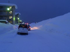 アパートの３階くらいまで積みあげられた雪