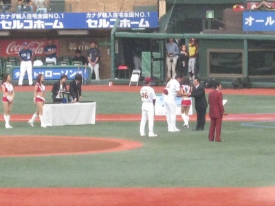 表彰を受ける田中マー君。