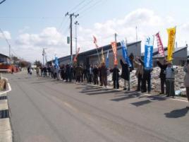 分屯基地に向かい抗議する集会参加者