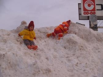 生協の駐車場に出来た雪捨て場の雪山で遊ぶ子供2
