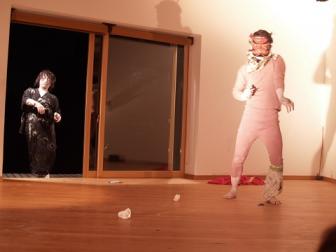 外にいる福士さんと中にいる赤桐さんのコラボ