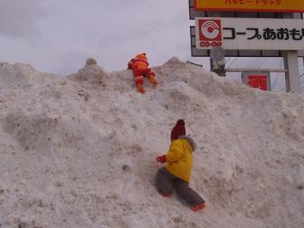 生協の駐車場に出来た雪捨て場の雪山で遊ぶ子供4