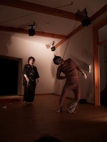 棒をくわえる赤桐さんと福士さん