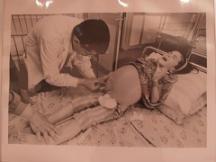 肝臓と腎臓が侵され腹水を抜かれ激痛で悲鳴をあげる子ども