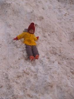 雪山を滑って遊ぶ子供