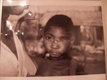 生まれたときから立ち上がることも出来ない男の子（８歳）