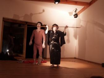 棒をくわえる赤桐さんをの棒を上に持ち上げる福士さん