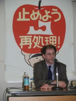 講演するライマン博士２