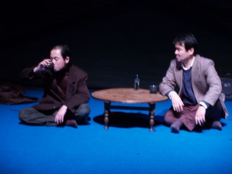 酒を飲むヤクザ（左）と１００万円を婆さんから取ろうとする男（右）