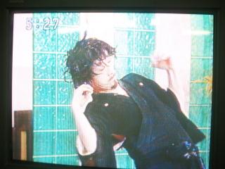 踊る福士正一さん