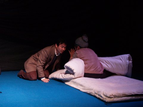 婆さんと話す男