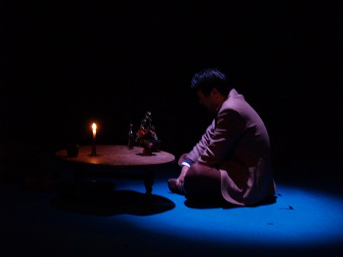 婆さんから子どもの頃買ってもらったクリスマスツリーを見ながら昔のことを思い出す男