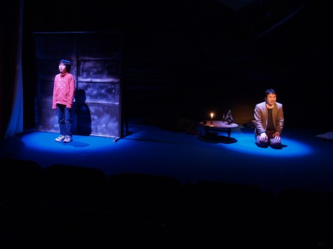 夢の中で小学時代の自分の子どもと話す男