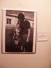 脳性マヒで運動機能障害を起こしている、カザンスワ・クセニちゃん。98年5月テチェンスキー村