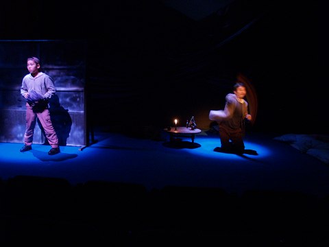 夢の中で中学生になった自分の息子と話す男