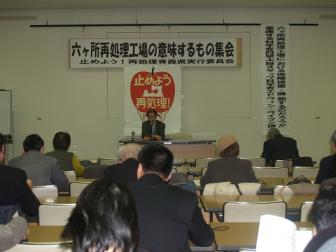 講演するライマン博士３