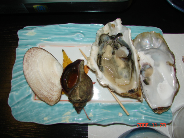 ４品目の牡蠣、つぶ、白貝の焼き物