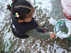 庭で雪あそび２