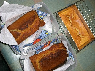 ヨーグルトケーキ（右）とバナナケーキ