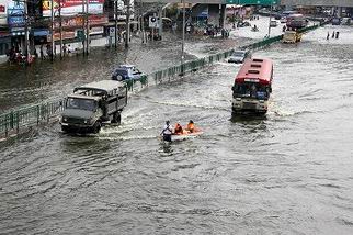 20111105 flood (Paholyothin) - 6 322x.JPG