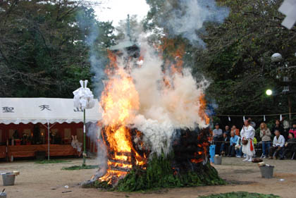 妻沼聖天山秋季例大祭　大護摩火渡り・１５