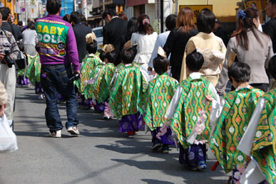 聖天様稚児行列・４