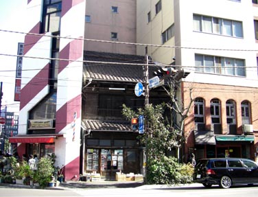 台東区のビルと家