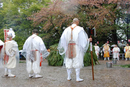 妻沼聖天山火渡り2011春・４