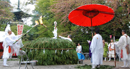 妻沼聖天山火渡り2011春・８