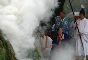 妻沼聖天山火渡り2011春・９