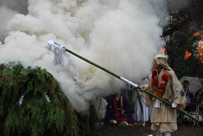 妻沼聖天山火渡り2011春・１０