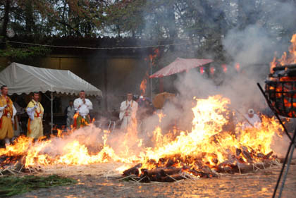 妻沼聖天山火渡り2011春・１３