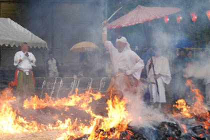 妻沼聖天山火渡り2011春・１４