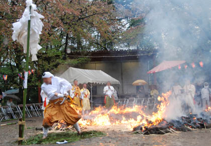 妻沼聖天山火渡り2011春・１５