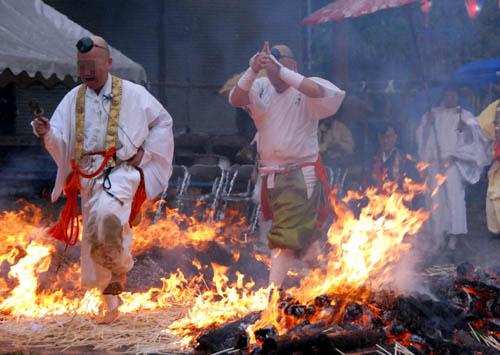 妻沼聖天山火渡り2011春・１６