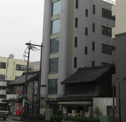 熊谷のビルと商店