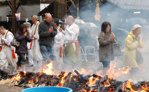妻沼聖天山火渡り2011春・１７