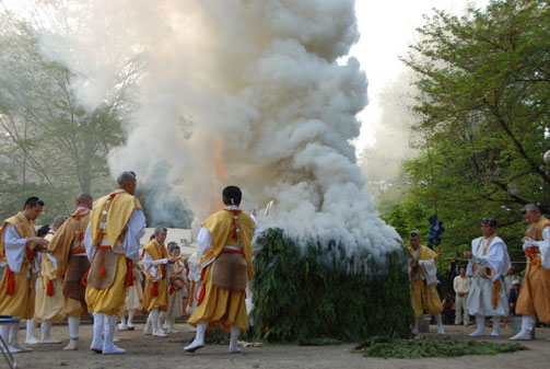 妻沼聖天春季例大祭　火渡り・１５