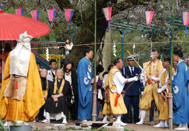 妻沼聖天山春季例大祭「火渡り」・３