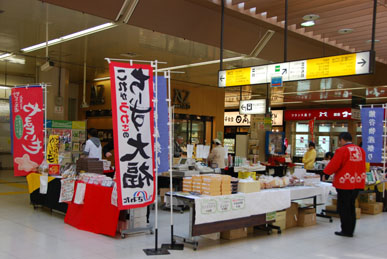 熊谷駅改札前の物産店