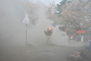 妻沼聖天山春季例大祭「火渡り」・１０