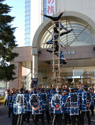 梯子乗り（八木橋前）