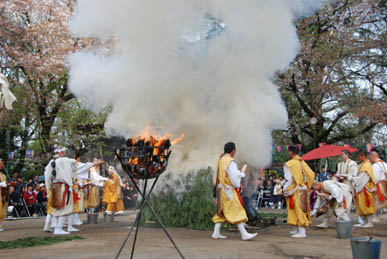 妻沼聖天山春季例大祭「火渡り」・１３