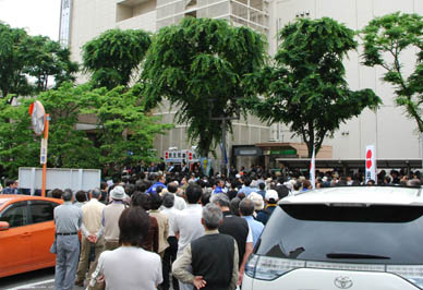 鳩山さん見物の人たち