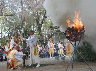 妻沼聖天山春季例大祭「火渡り」・１６