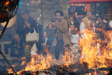 妻沼聖天山春季例大祭「火渡り」・２３