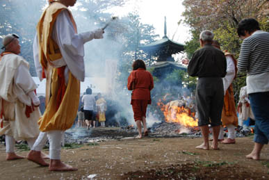 妻沼聖天山春季例大祭「火渡り」・２４